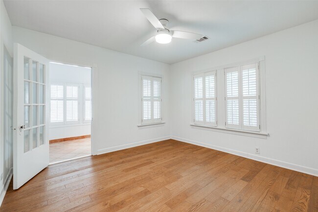 Building Photo - 6204 Kirby Dr