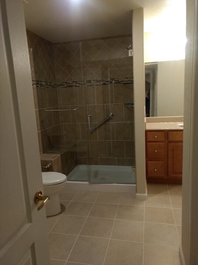 Building Photo - Magnificent and Spacious 2 bed/3 bath in G...