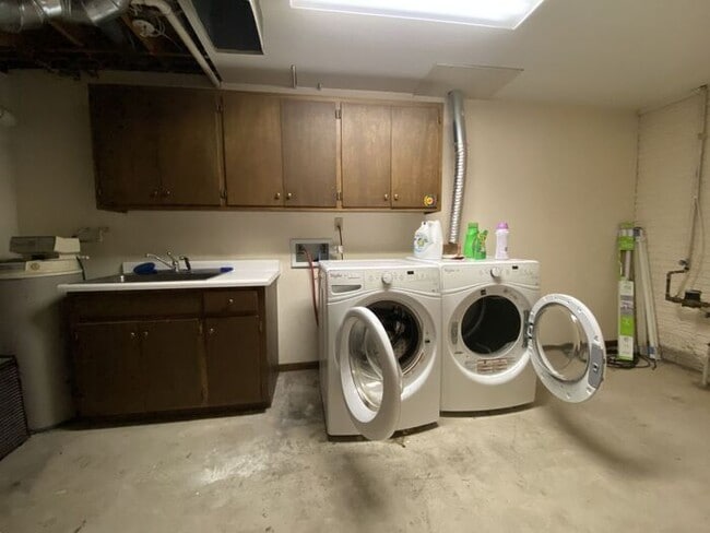 Building Photo - $2,700 | 4 Bedroom, 3.5 Bathroom Home | Pe...