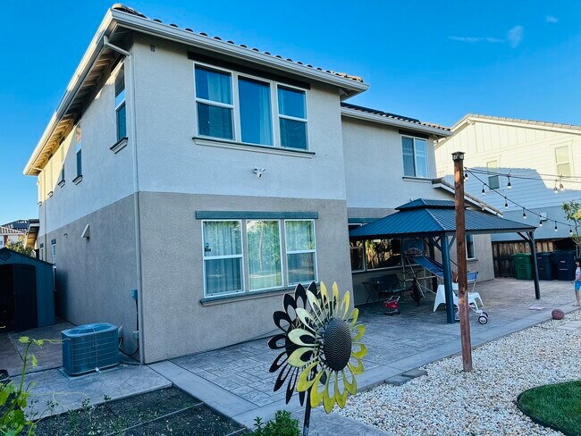 Building Photo - 486 Glenbrook Dr