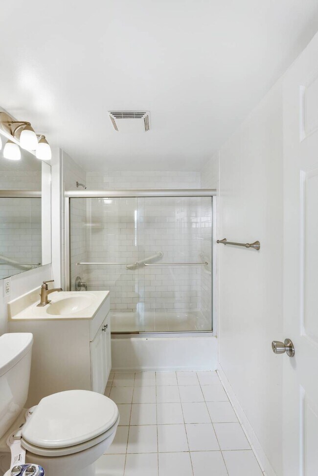 Building Photo - 6902 Narrows Ave