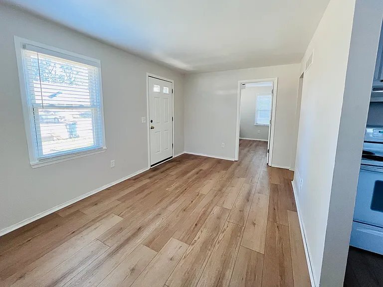Building Photo - 555 E Mahan Ave