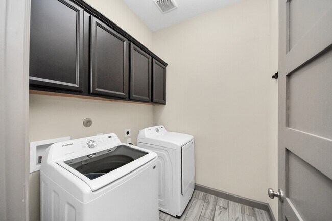 Building Photo - 211 Pleasant Hl Wy