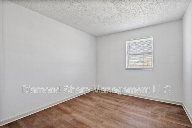 Building Photo - 807 Estate Dr