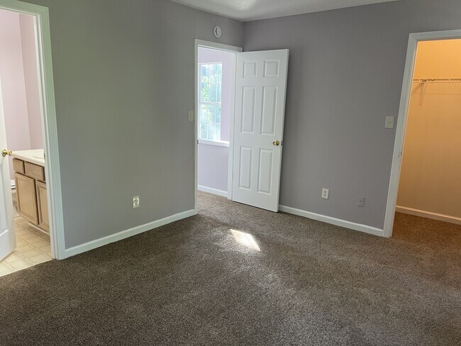Building Photo - 3179 Kingswood Glen