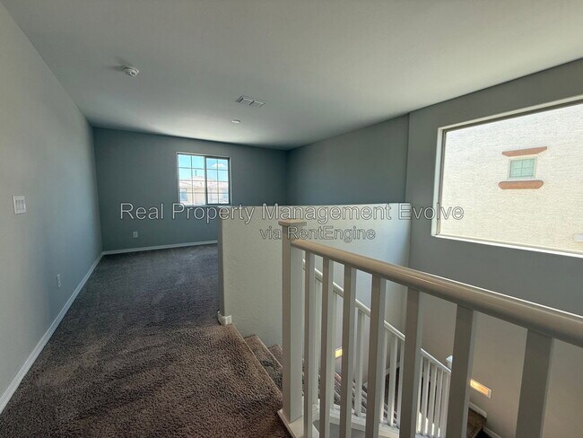 Building Photo - 5618 N 87th Dr