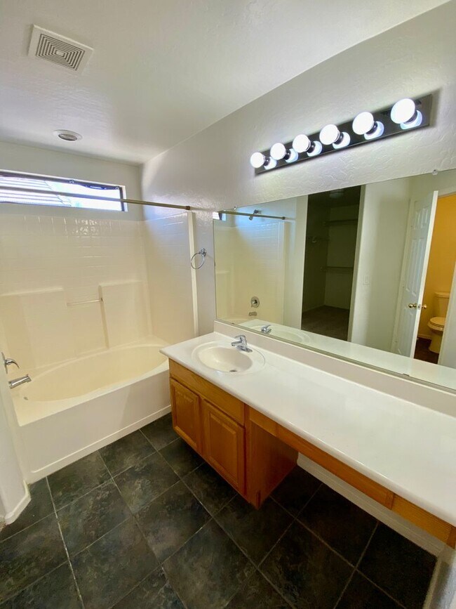 Building Photo - 3 Bed, 2 Bath in Rancho El Mirage