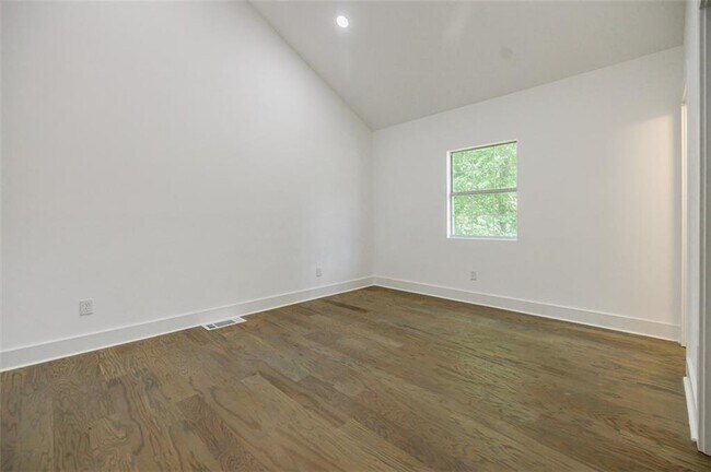 Building Photo - 2749 Memorial Dr SE