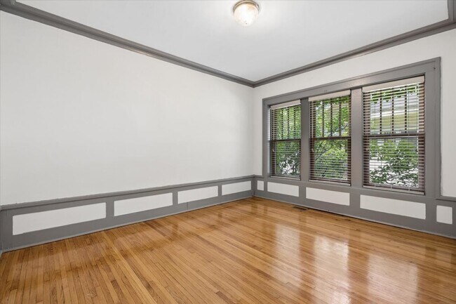 Building Photo - 717 W Junior Terrace