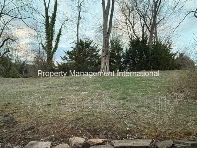 Building Photo - 864 Beechwood Rd