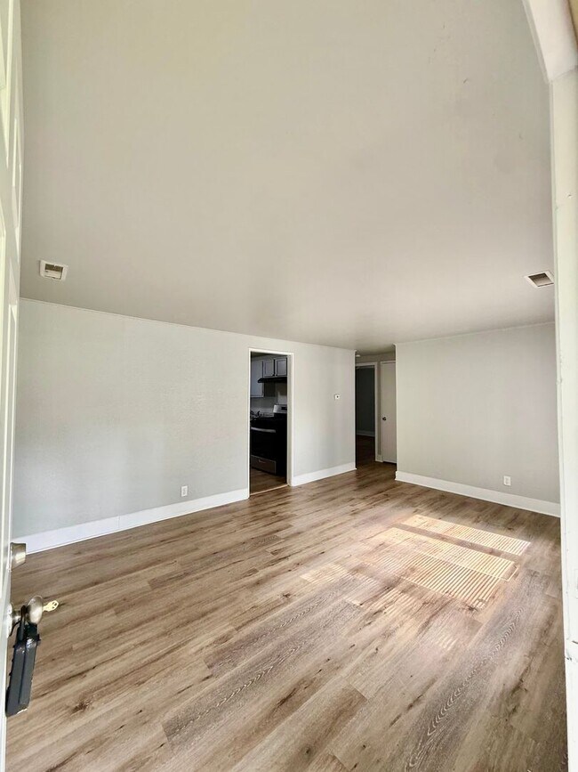 Building Photo - 4341 Elm Ave