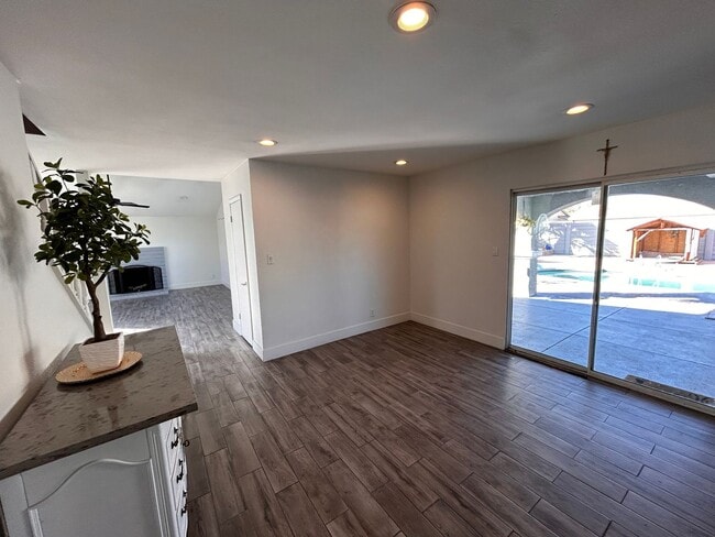 Building Photo - 4BD 3Bth Blend of style, comfort, and convenience.