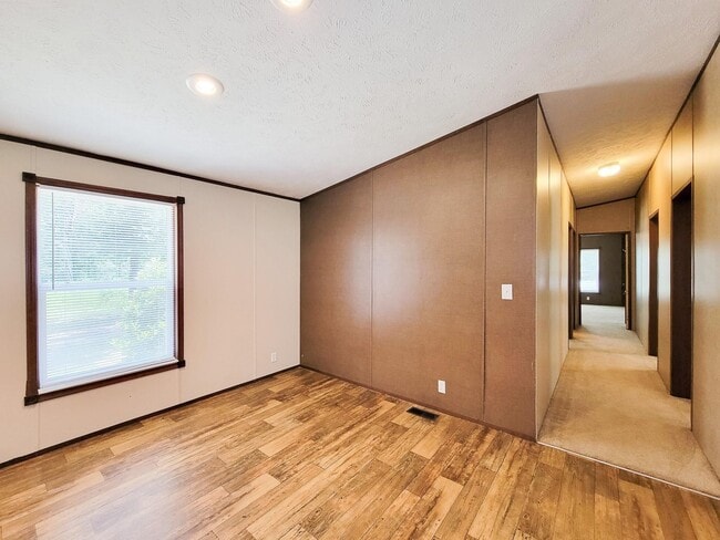 Building Photo - 10754 Lake Shore Dr