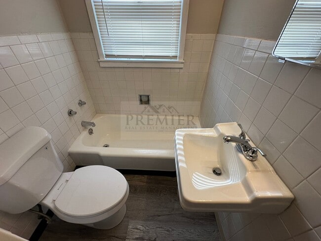 Building Photo - 2 Bd / 1 Ba -107 S Arlington Ave, Independence Rent $925- DUPLEX with garage