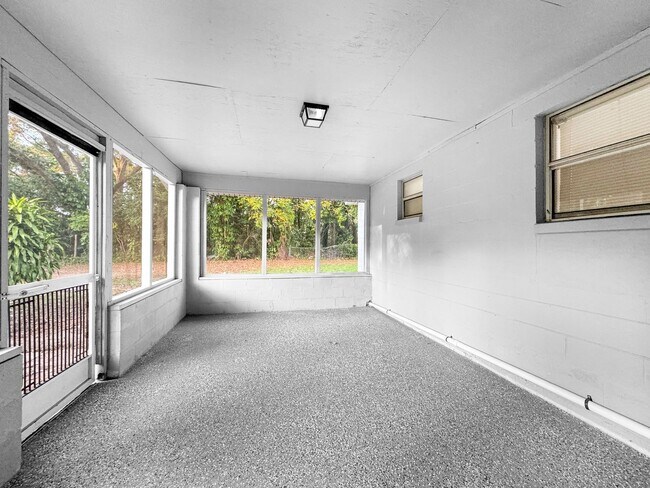 Building Photo - Coming Soon! 3 BR/2BA | Newly Renovated Single Family Home | Large Covered Back Patio| In Valrico!