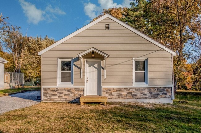 Primary Photo - Two Bedroom Home in Central Columbia