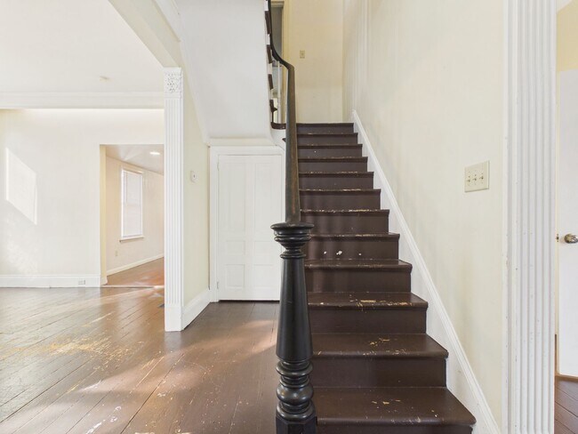 Building Photo - 221 N Spring St