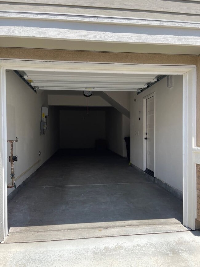 Building Photo - Modern 2-Bedroom Condo with Solar in the H...