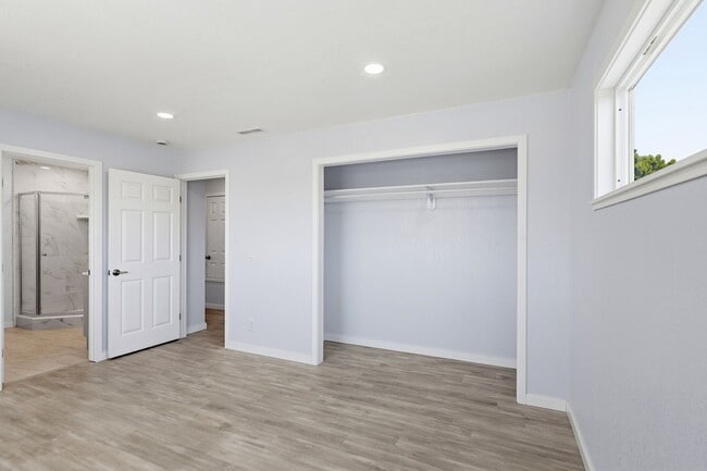 Building Photo - Centrally Located Property!