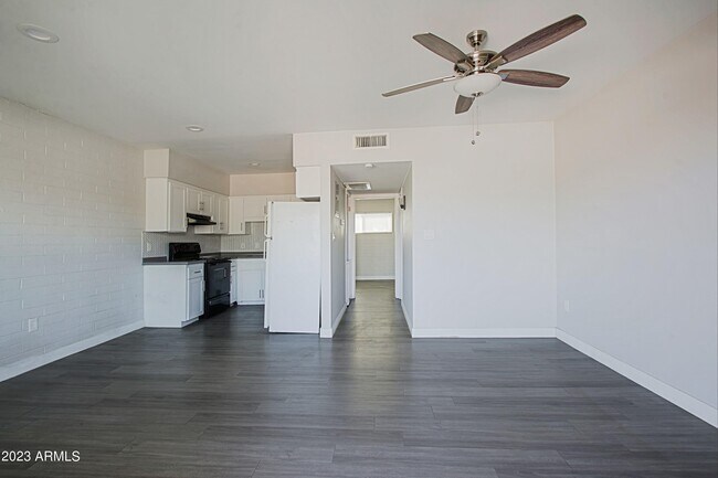 Building Photo - 3219 E Earll Dr