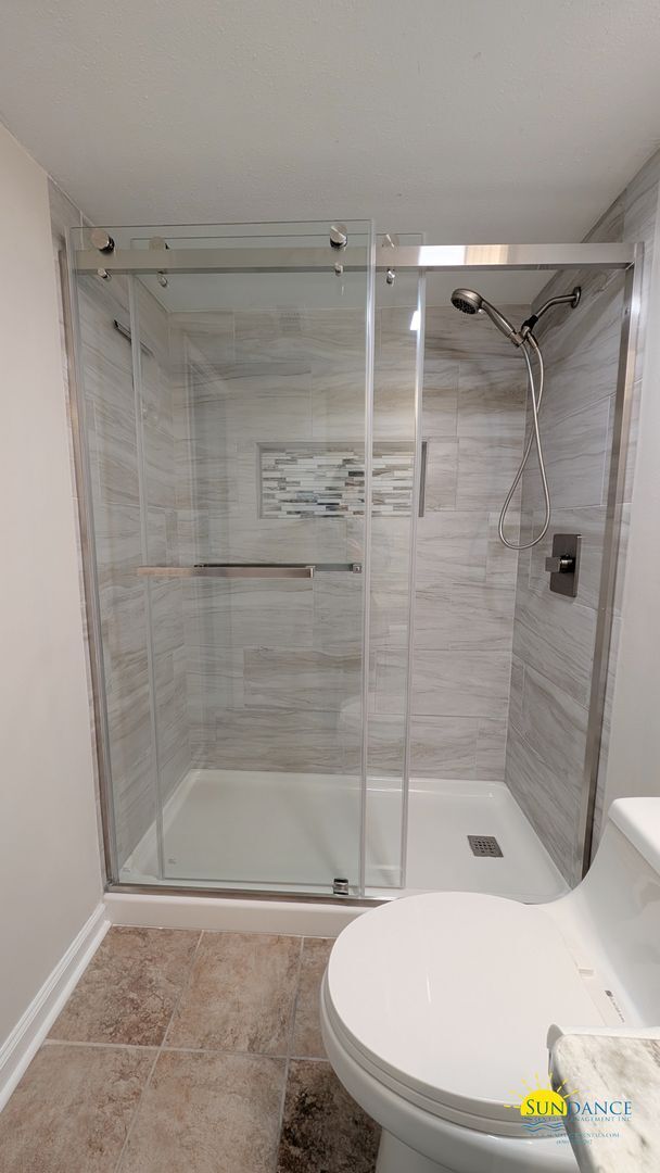 Building Photo - Expansive waterfront covered patio off this fully renovated Fort Walton Condo!