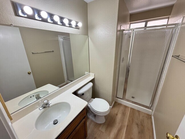 Building Photo - Gorgeous 4Bed/2Bath Home located in Sunris...