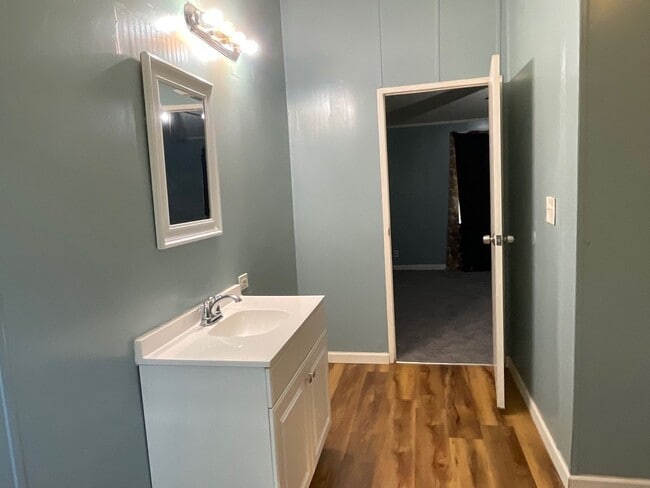 Building Photo - Three bedroom/2 Bath close to downtown Pra...