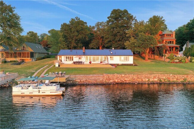 Building Photo - 381 Lakeside Rd