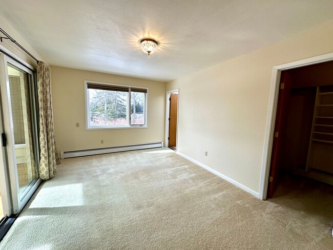 Building Photo - LIKE NEW REMODEL!