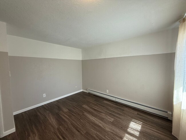 Building Photo - MOVE-IN READY!! 2 bed 2 bath Lakewood Condo