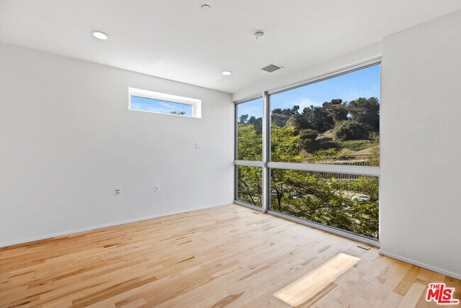 Building Photo - 3450 Cahuenga Blvd W