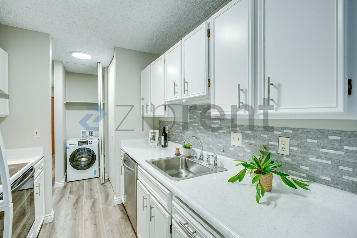 Building Photo - Unit 407