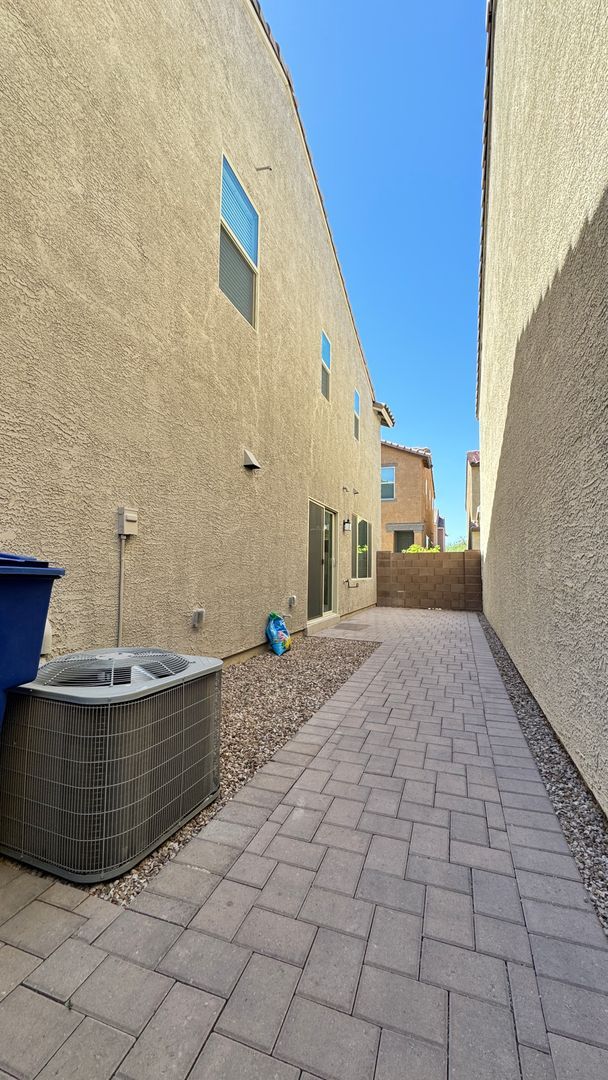 Building Photo - North Central (Mountain and Prince)  2 story, 3 bed, 2.5 bath home with 2 car garage!
