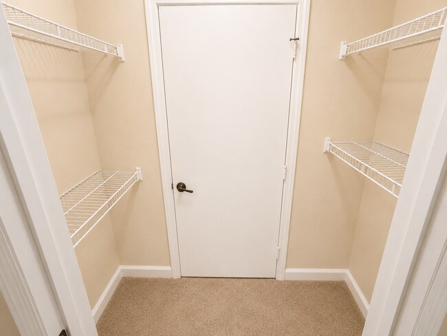 Building Photo - Spacious Furnished 3-Bedroom Condo Oasis with 2 Baths in Davenport
