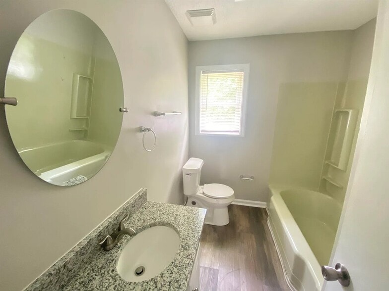 Building Photo - 617 Camellia Cir