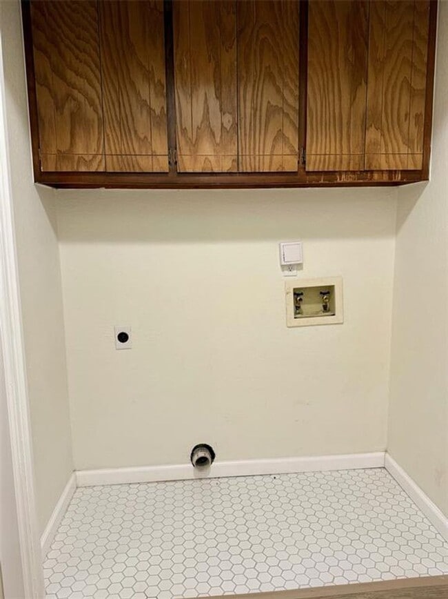 Building Photo - Super cute 2/2/2!