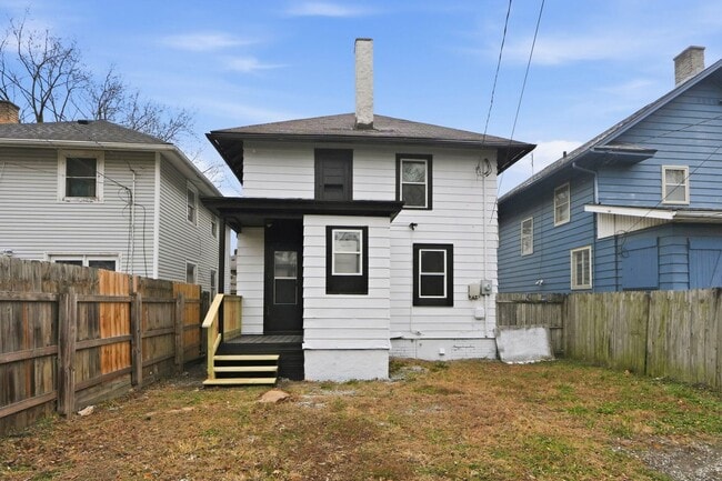 Building Photo - Freshly Updated 3-Bed Home with Back Parking