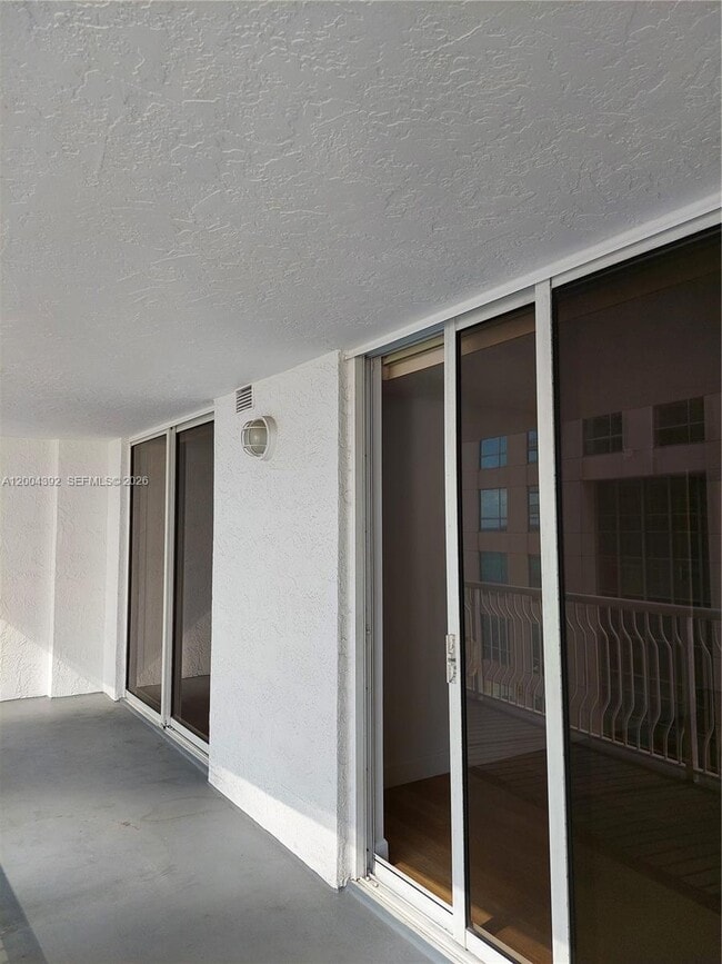 Building Photo - 1200 Brickell Bay Dr