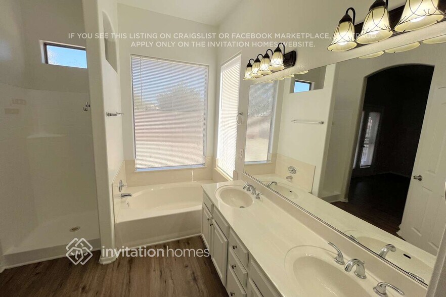 Building Photo - 16003 N Lasso Dr