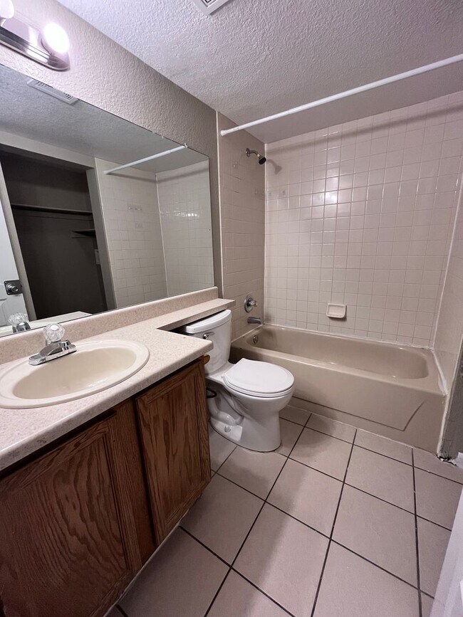 Building Photo - Large 3-bedroom 2 Bathroom in Robinwood! **Special**