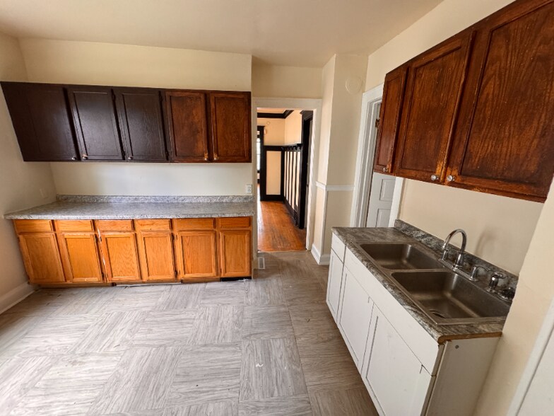Building Photo - 806 S 32nd St