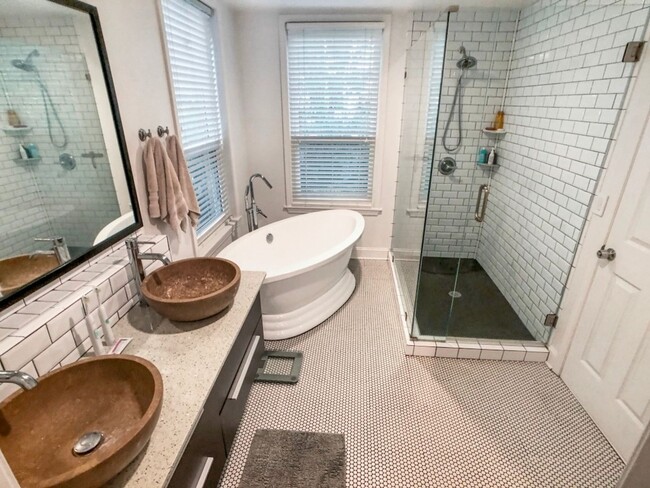 Building Photo - Beautiful Updated 2BR/2BA Condo Near Beltline