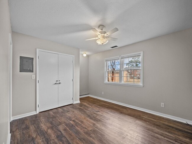 Building Photo - Welcome to Lakeview Park!