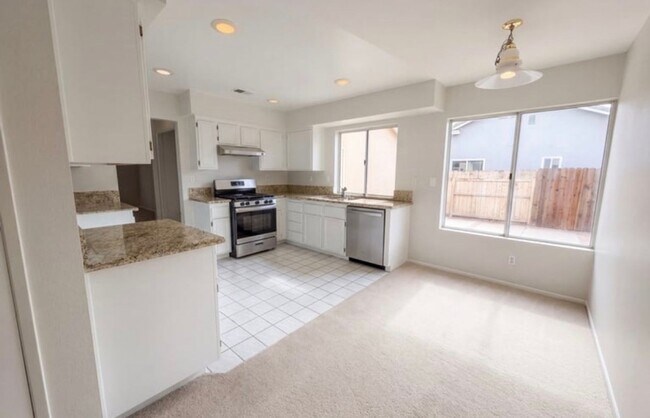 Building Photo - Charming 4BR House in Rialto