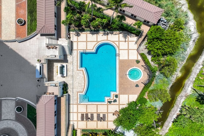 Building Photo - 8111 Bay Colony Dr