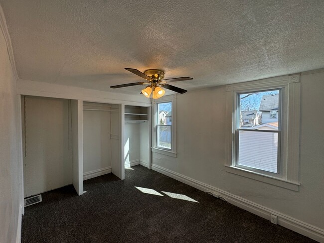 Building Photo - 4 BEDROOM HOME AVAILABLE NOW!!