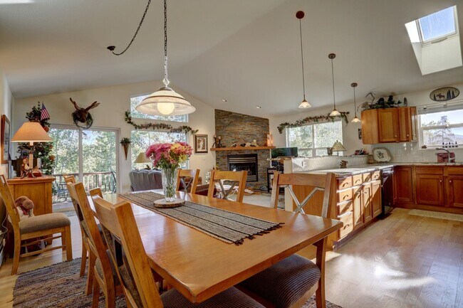 Building Photo - 192 Burgundy Cir