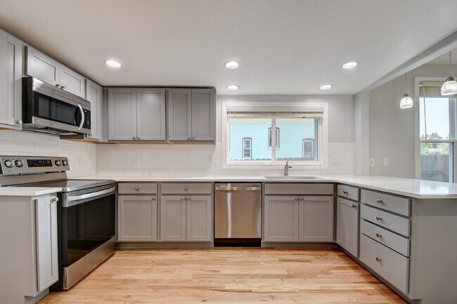 Building Photo - New Sunnyside House, Full Remodel, 2Bed/2Bath