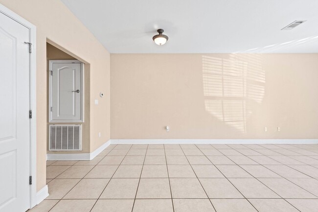 Building Photo - 528 Maple Ave