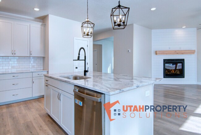 Building Photo - 4693 Daisy Ln